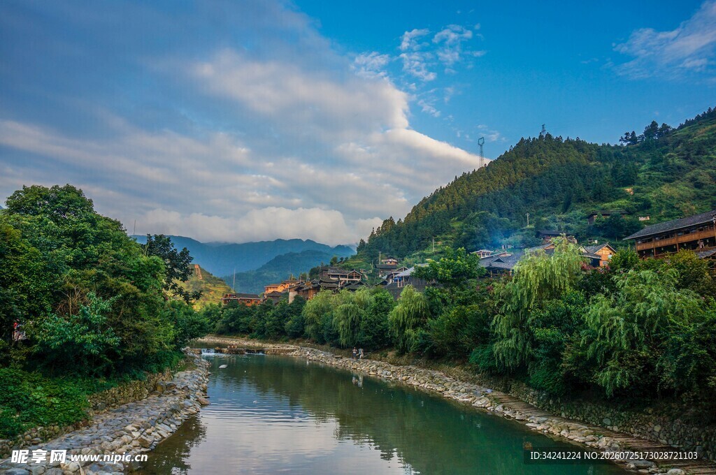 山间河畔美景