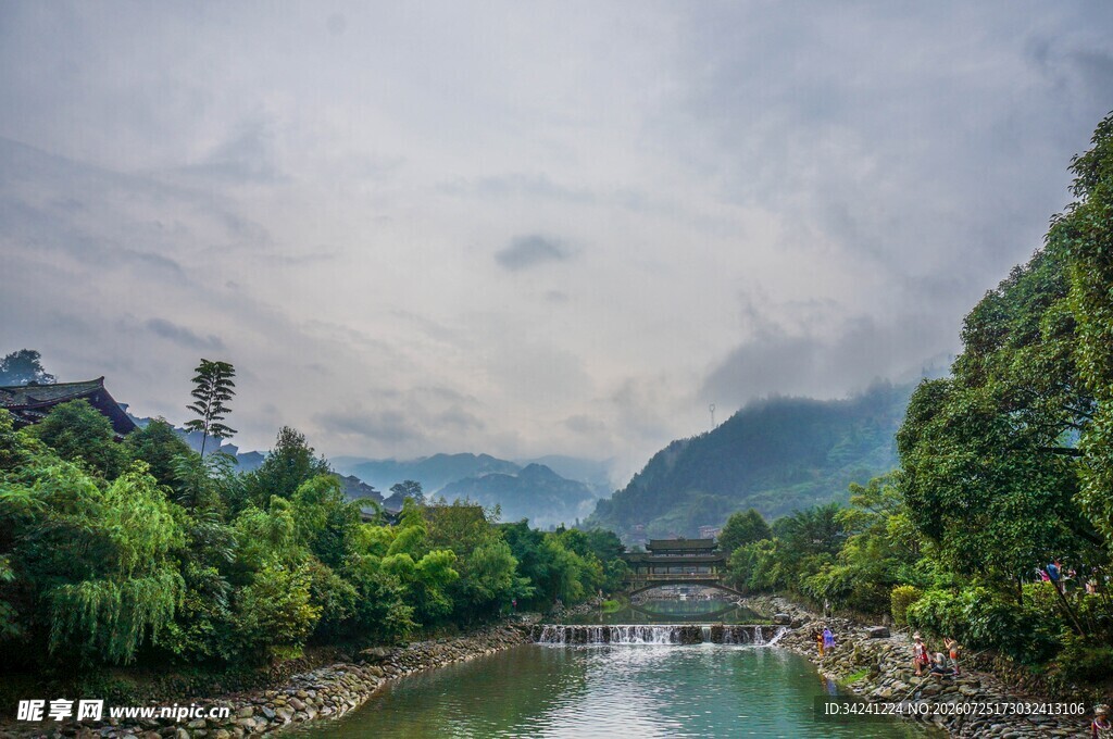 青山绿水间的宁静溪流