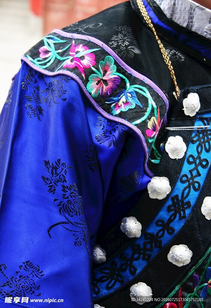 苗族服饰精美细节展示