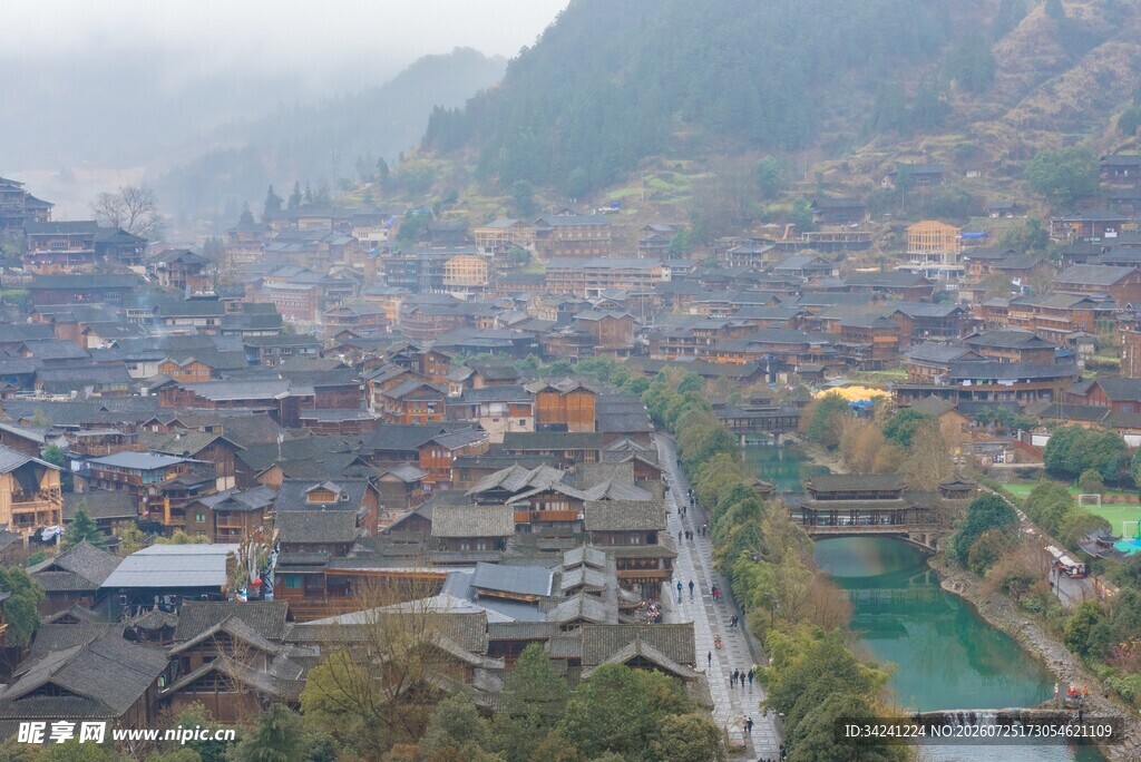 雾中苗寨村落美景