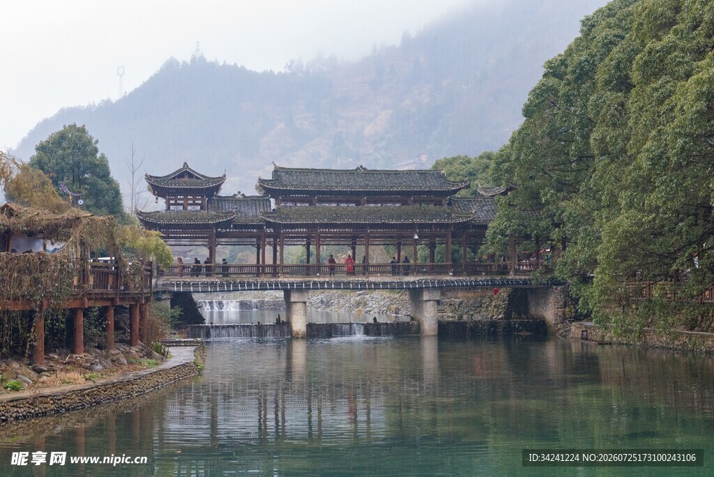 山水间的古桥建筑景观