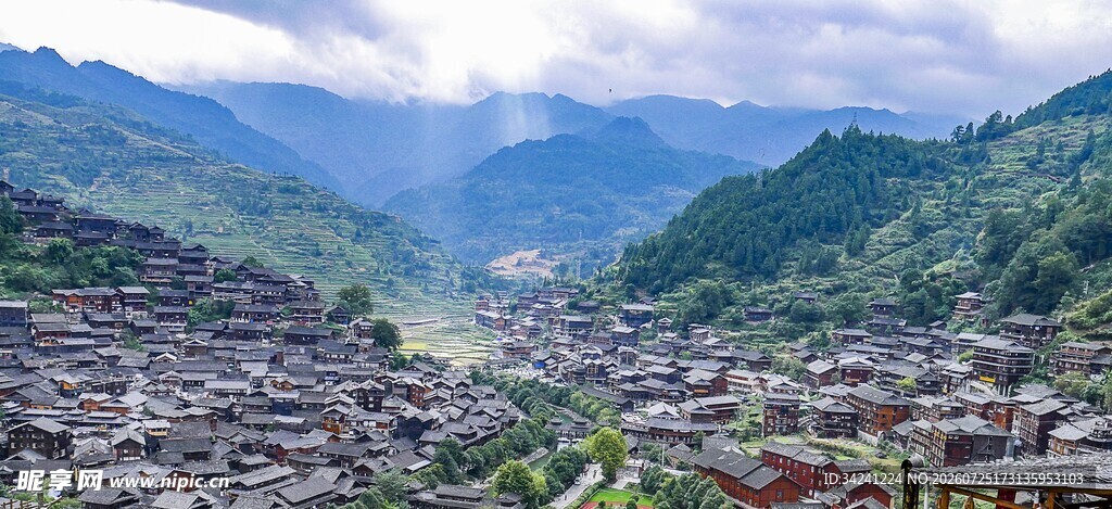山间城镇俯瞰美景