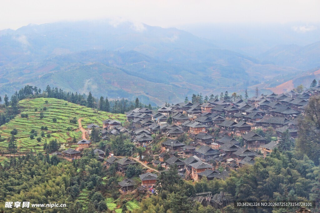 俯瞰苗寨村落美景