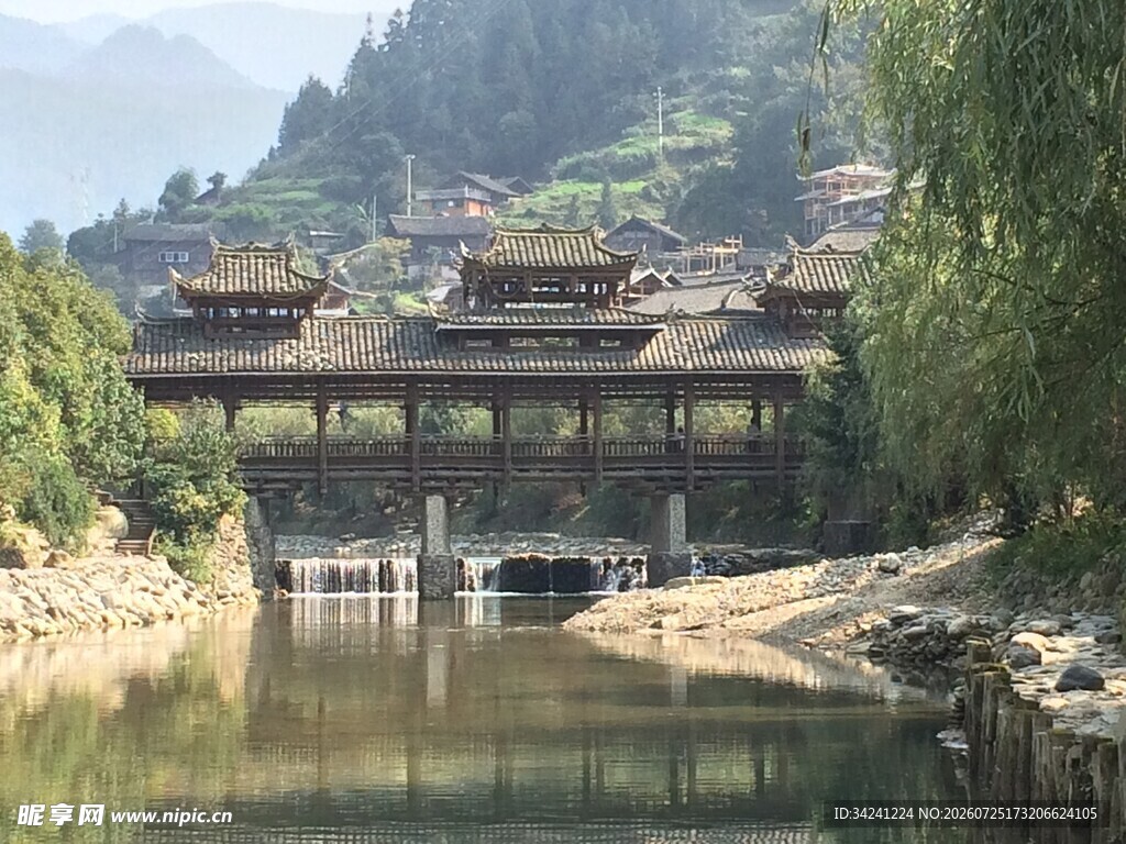 山水间的中式古典建筑