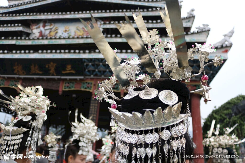 苗族盛装与传统建筑景观
