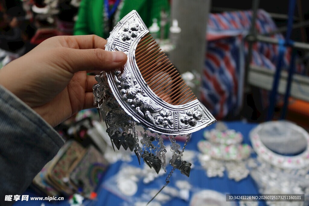 手捧精美银质饰品展示