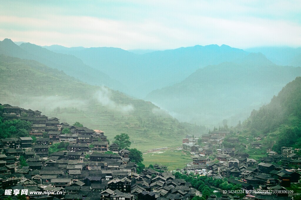 山间村落云雾缭绕之景