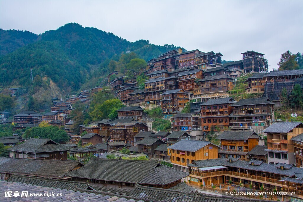 依山而建的古朴苗族村落