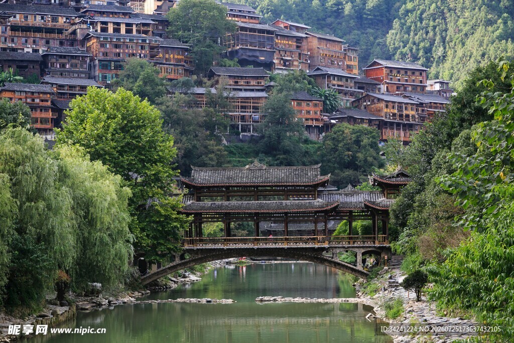 苗寨河畔风雨桥美景