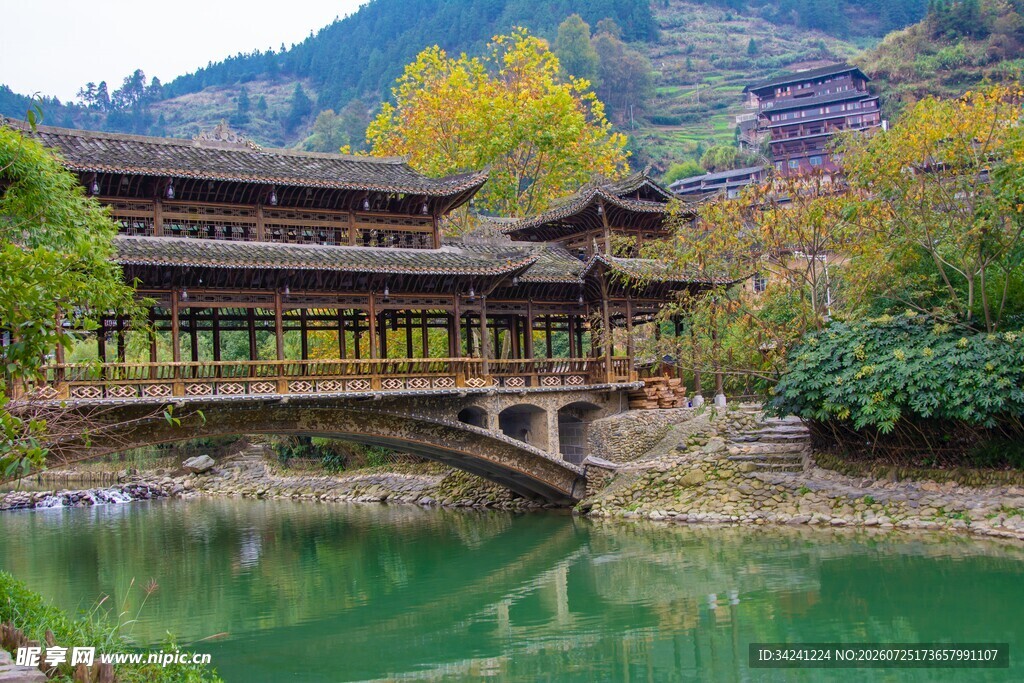 山水间的古朴风雨桥