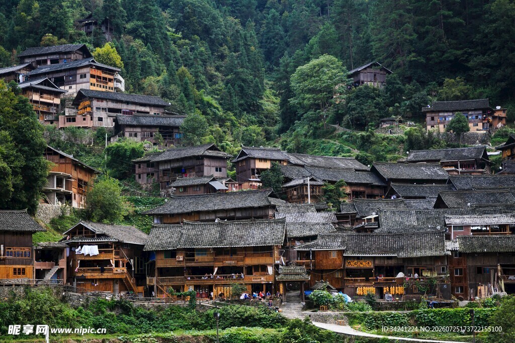 依山而建的古朴苗族村落
