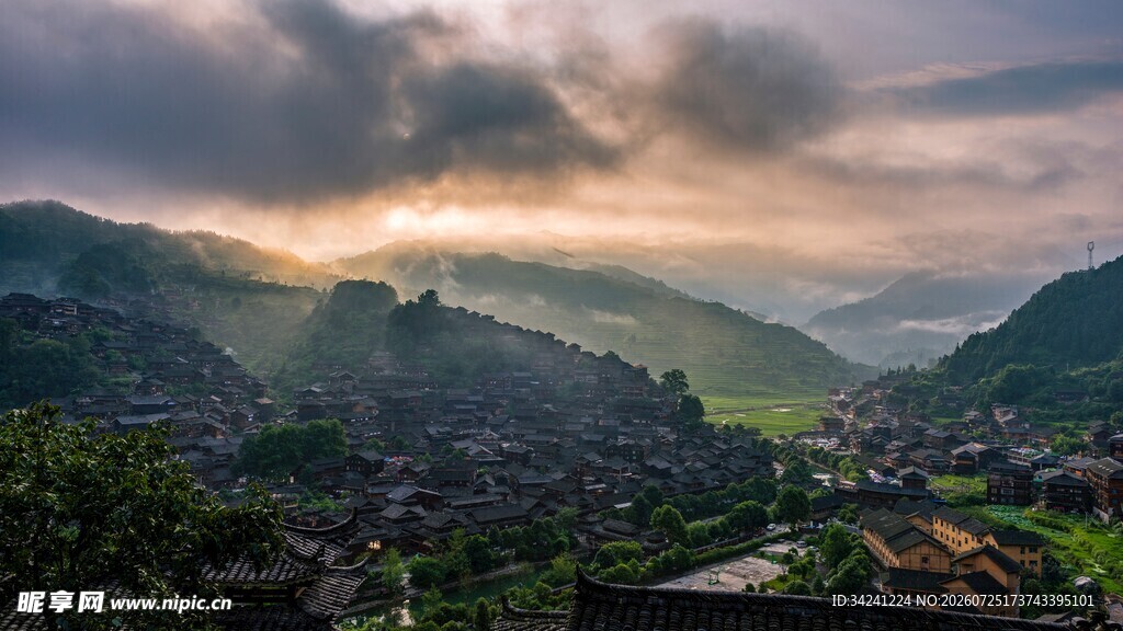 山间村落的绝美黄昏景色