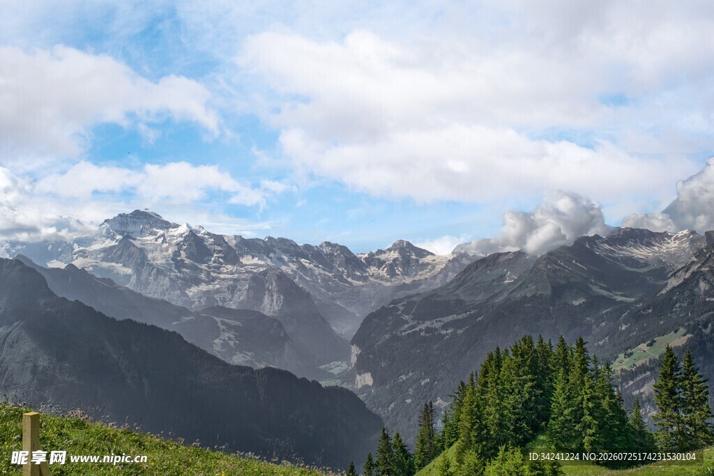 壮丽山景与葱郁植被