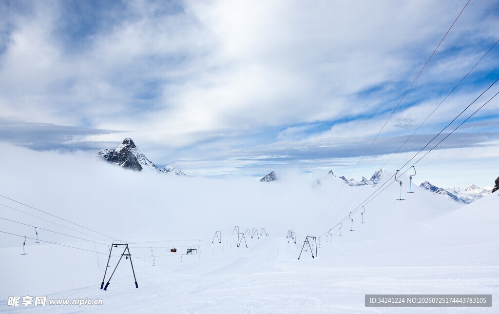 雪山滑雪场景