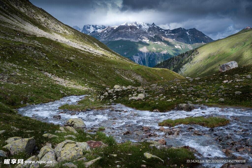 山间溪流与壮丽山峦景色