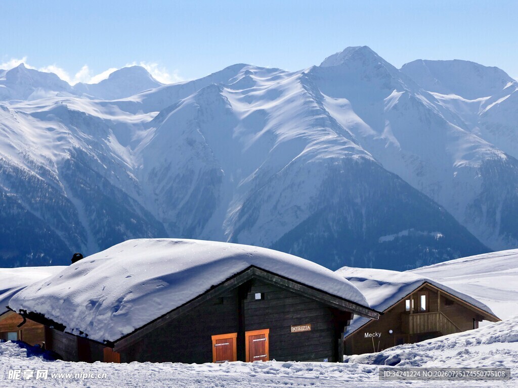 雪山下的温馨小屋