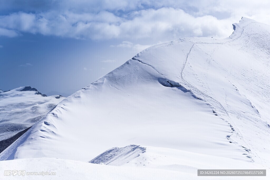 巍峨雪山壮丽景致