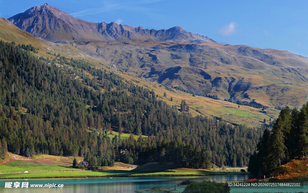 高山湖泊美景