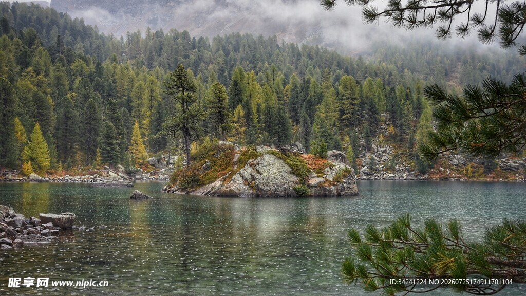 山间静谧湖泊美景