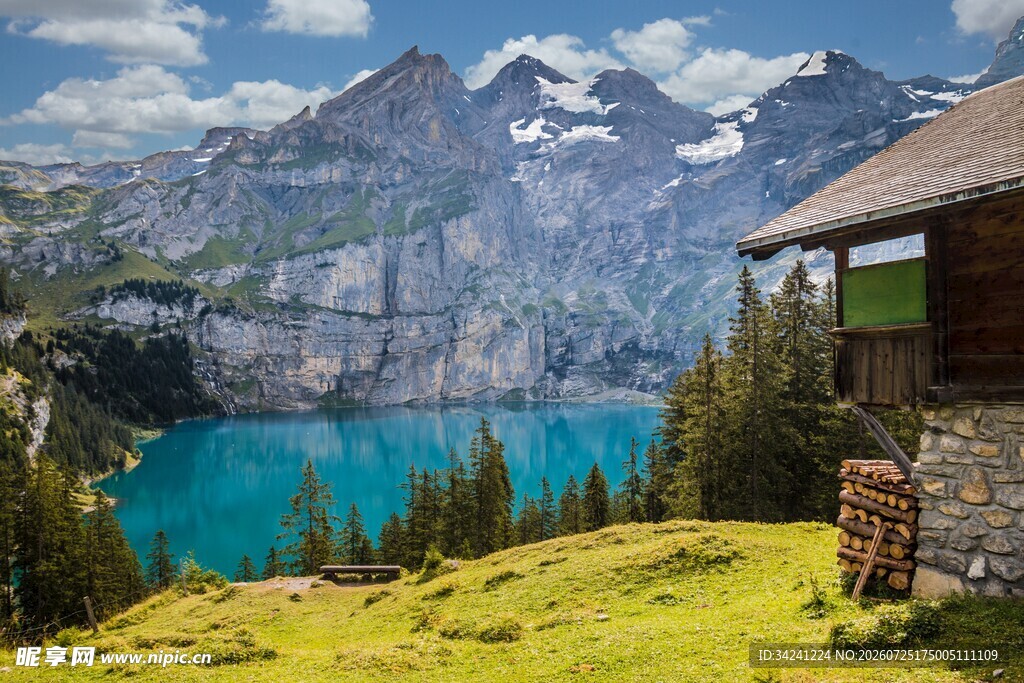 湖畔小屋的绝美山景风光
