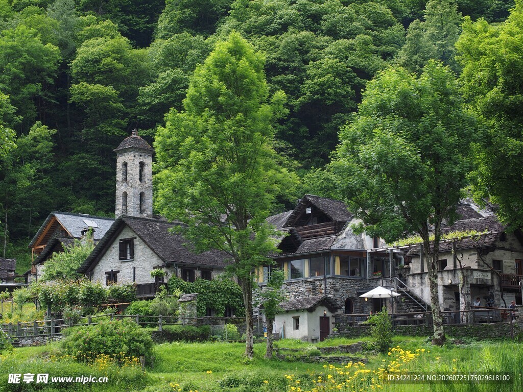 山间村落静谧的田园景致