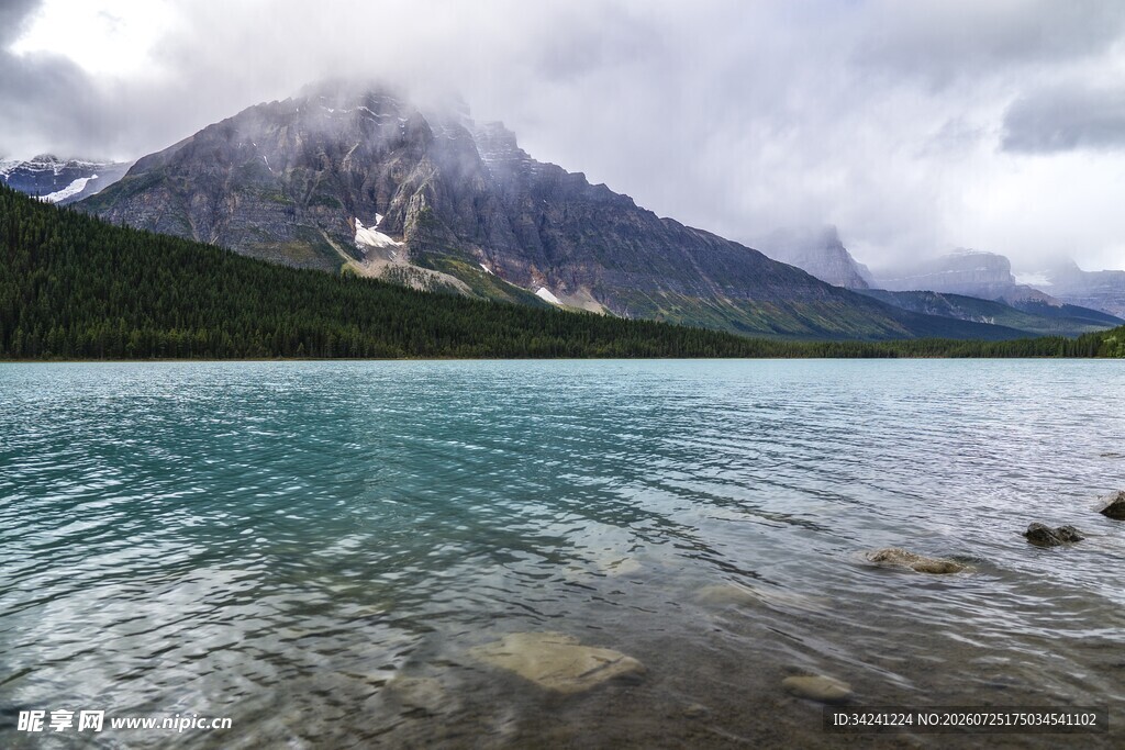 湖畔云雾缭绕的山水美景