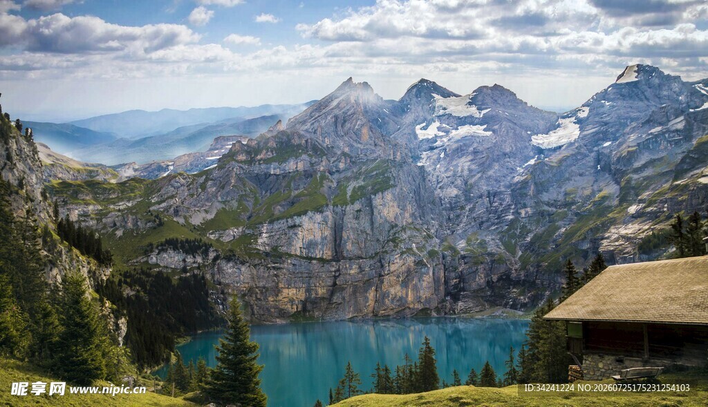 高山湖畔小屋美景