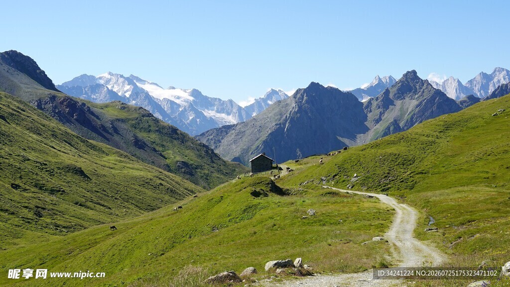 山间小径邂逅壮美高山风光