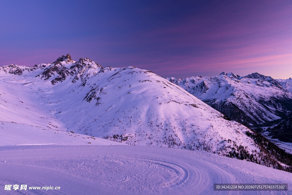 雪山壮丽黄昏美景