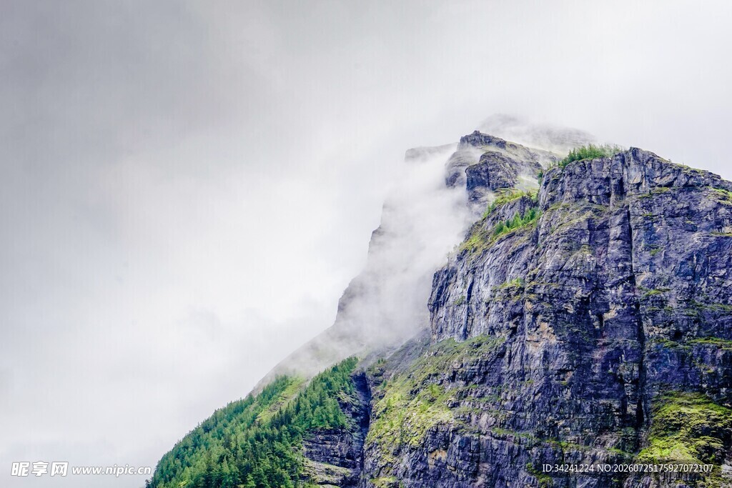 云雾缭绕的巍峨山峰