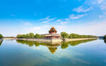 湖畔古建筑倒影美景