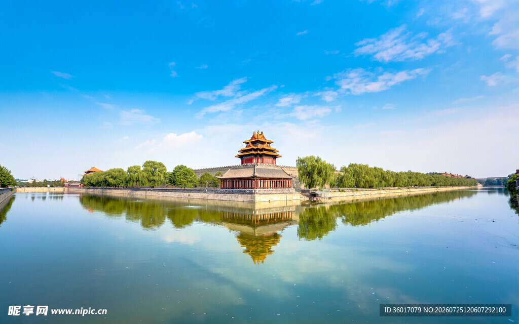 湖畔古建筑倒影美景
