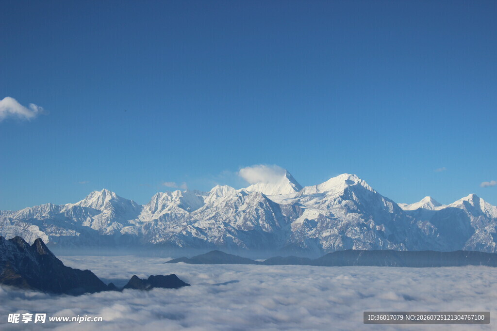 雪山云海壮丽景观