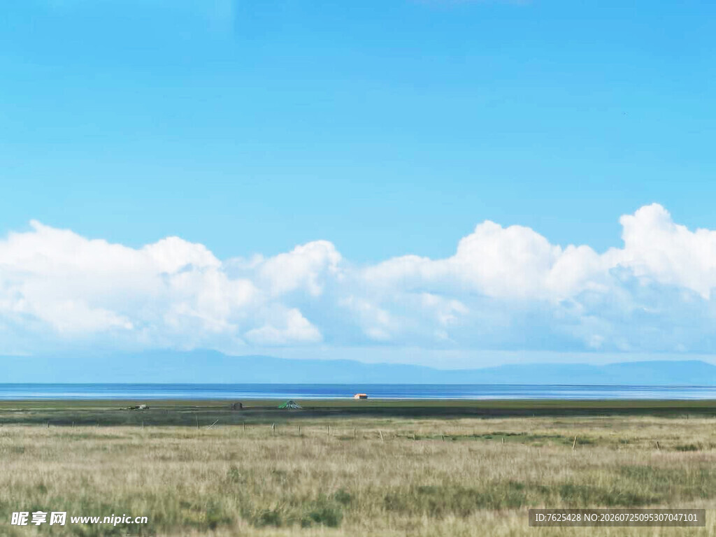 广阔草原与蓝天白云美景
