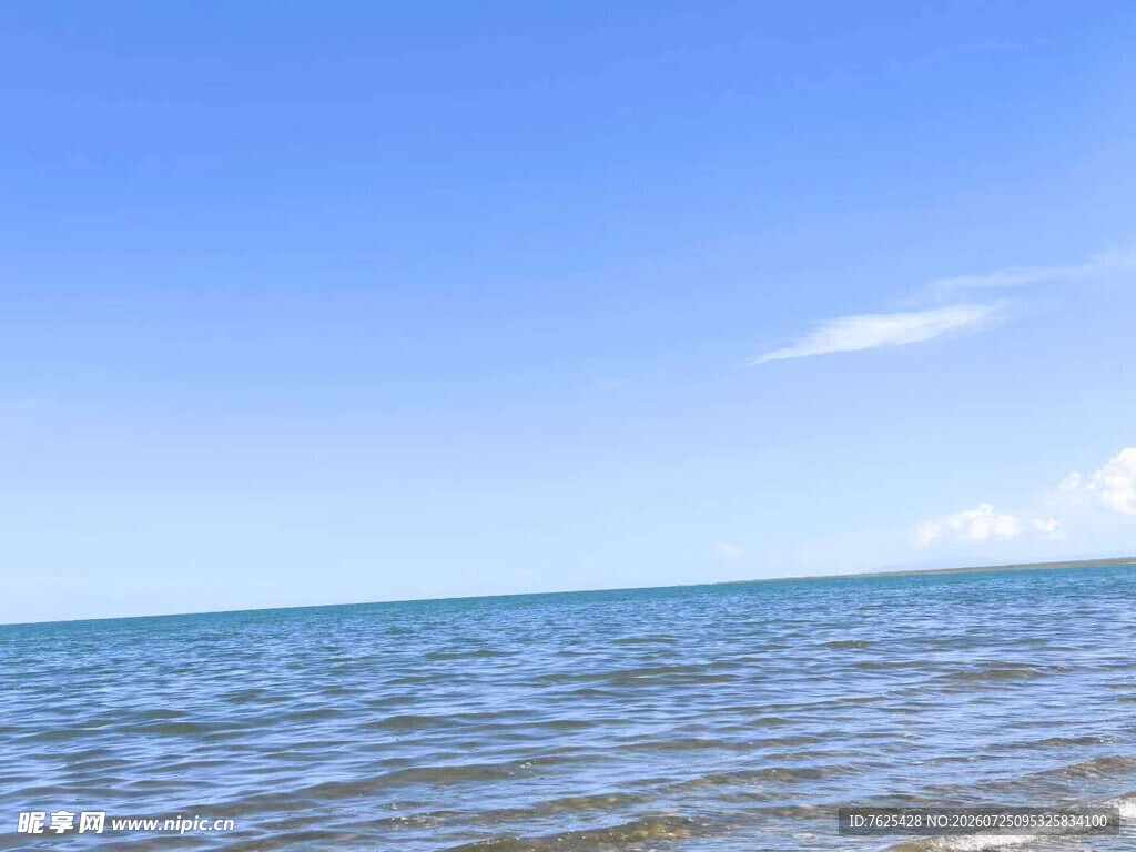 蔚蓝大海与晴朗天空