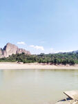 河畔青山美景