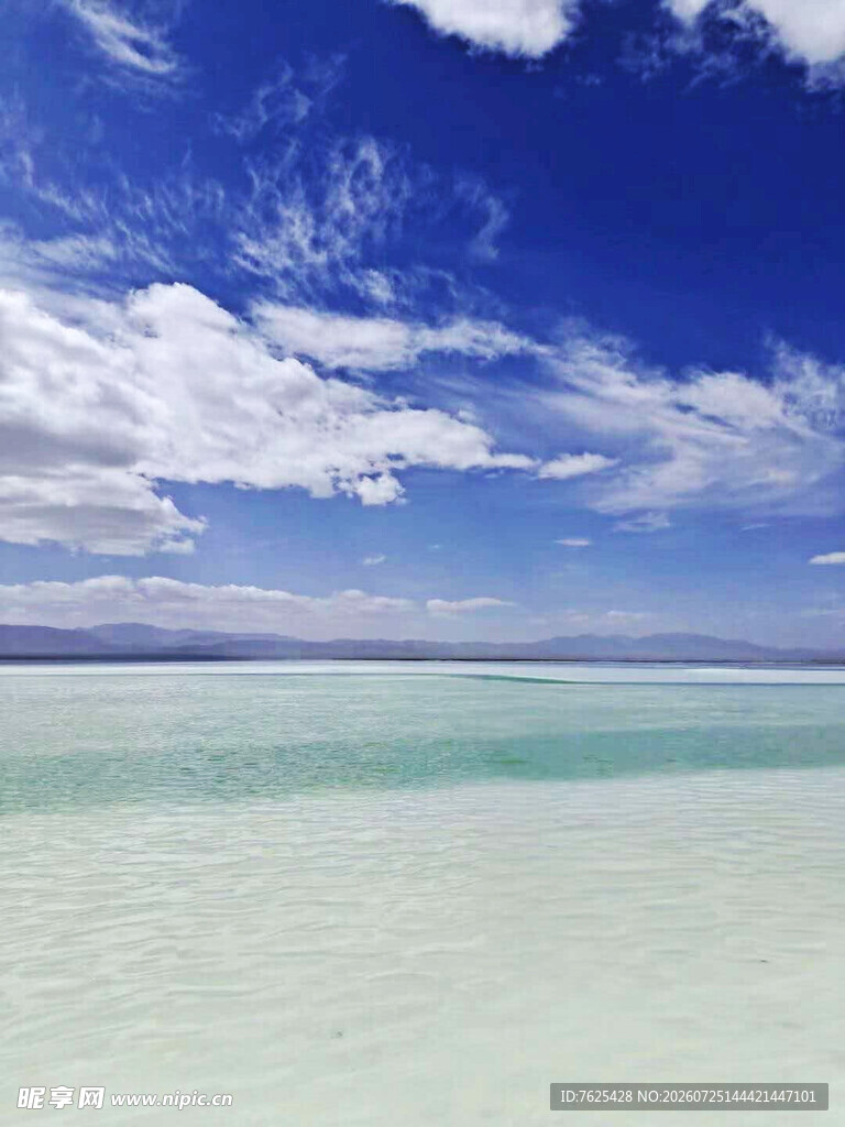 梦幻蓝天下的澄澈湖水