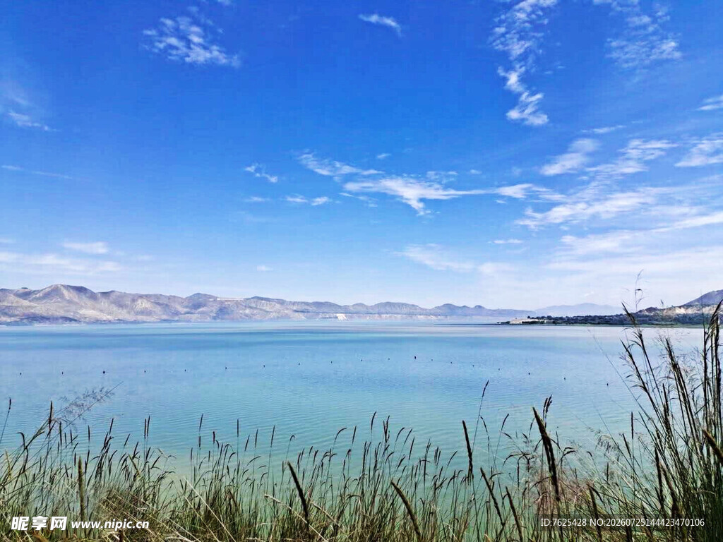 湖畔蓝天美景