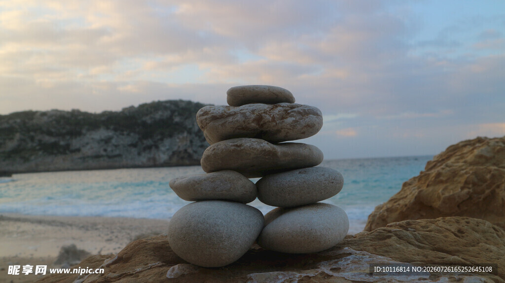 海边石堆