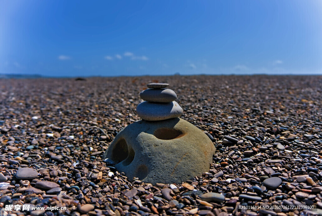 海边石堆