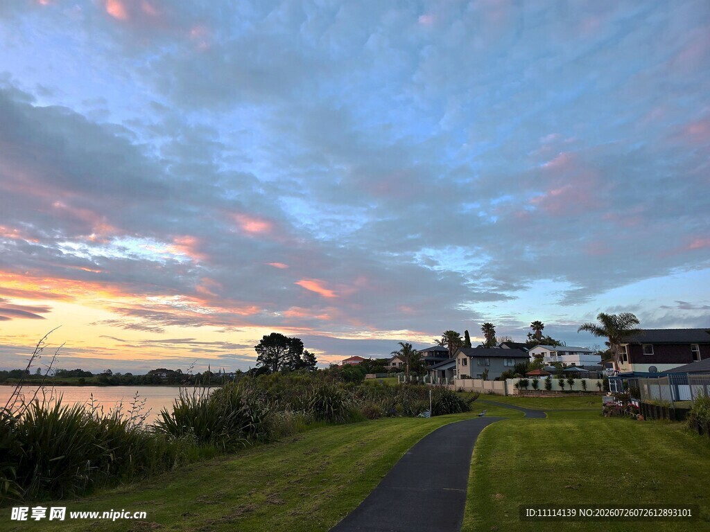 海滨小镇黄昏美景