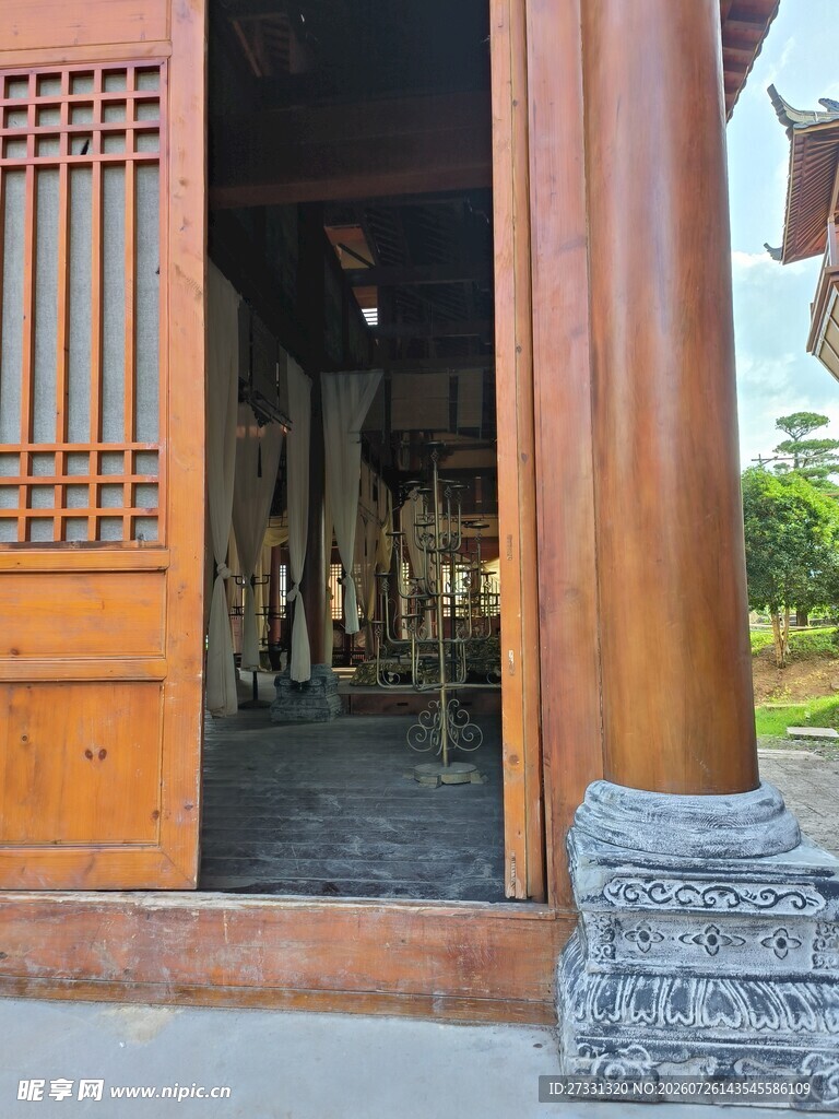 古建门洞内景