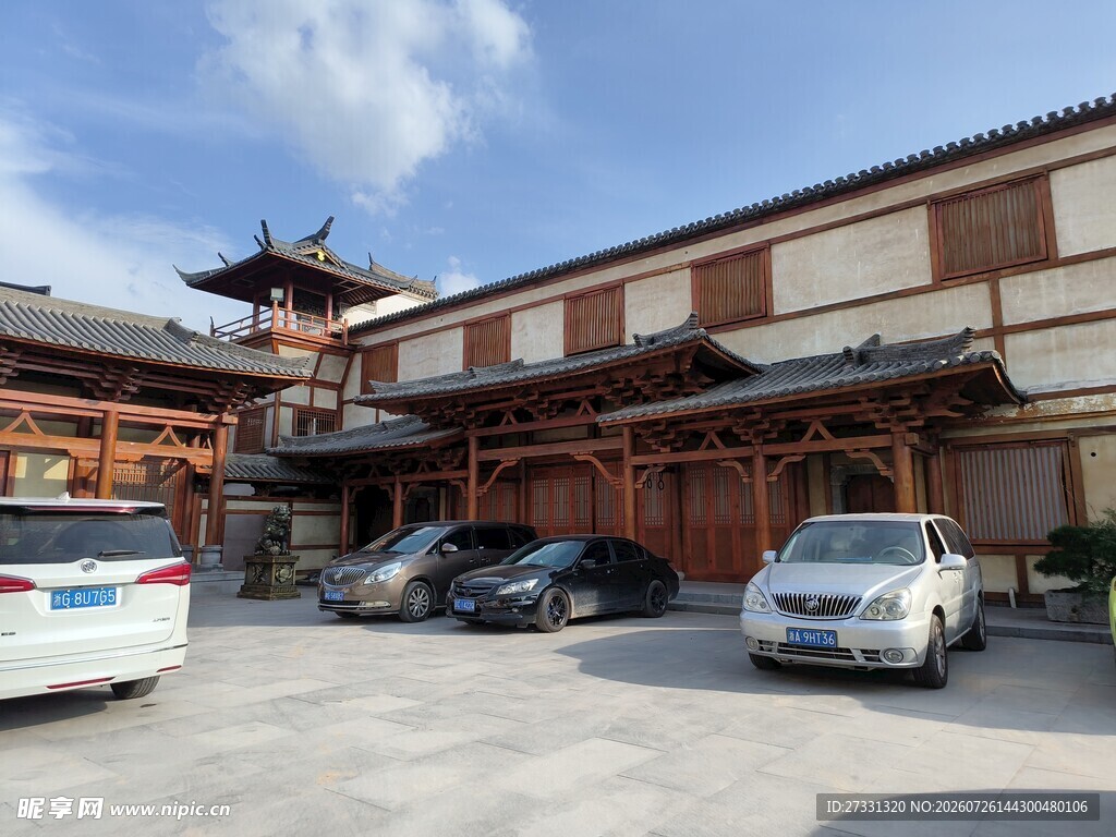 中式建筑前的停车场景