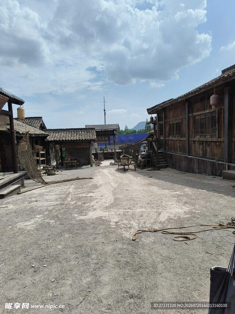 古朴村落中的空旷场地