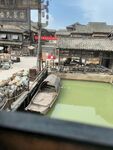 古街河畔的传统建筑景观