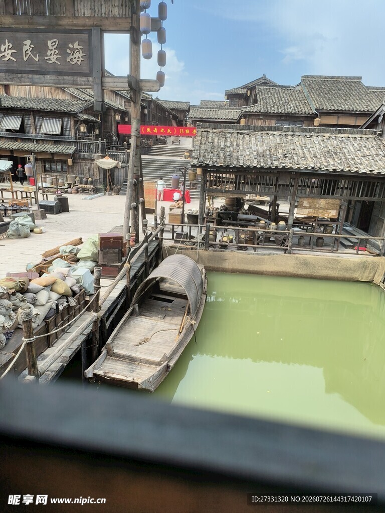 古街河畔的传统建筑景观