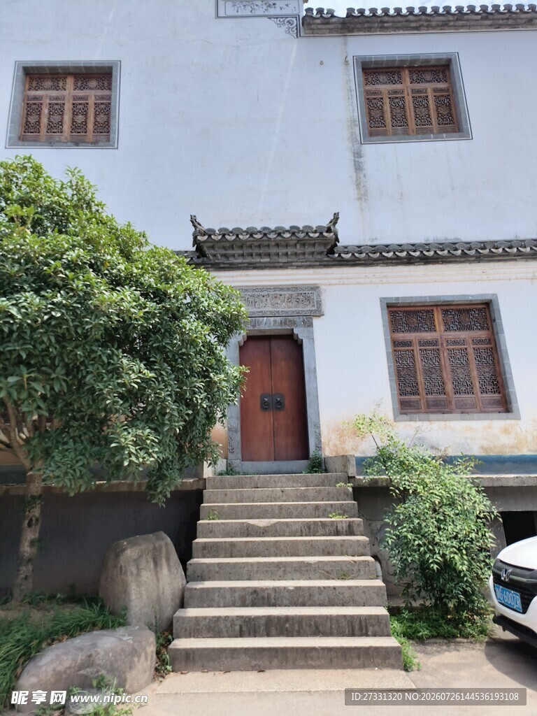 古朴中式民居门前景致