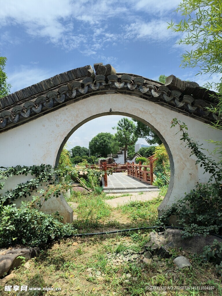中式圆门庭院景致