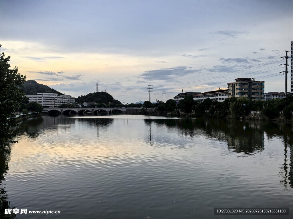 河畔黄昏美景