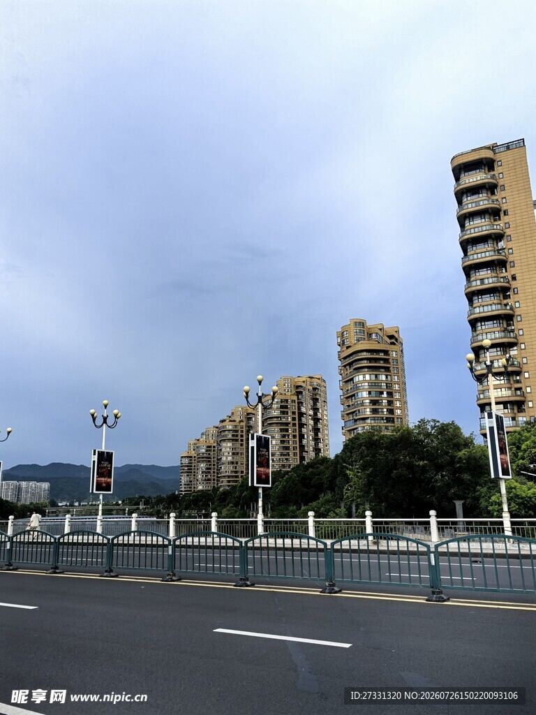 城市道路旁的高层住宅楼
